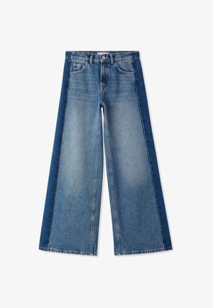 Jeans in denim blu a gamba larga con pannelli laterali più scuri, tasche frontali, passanti per cintura e chiusura con bottone metallico in vita.