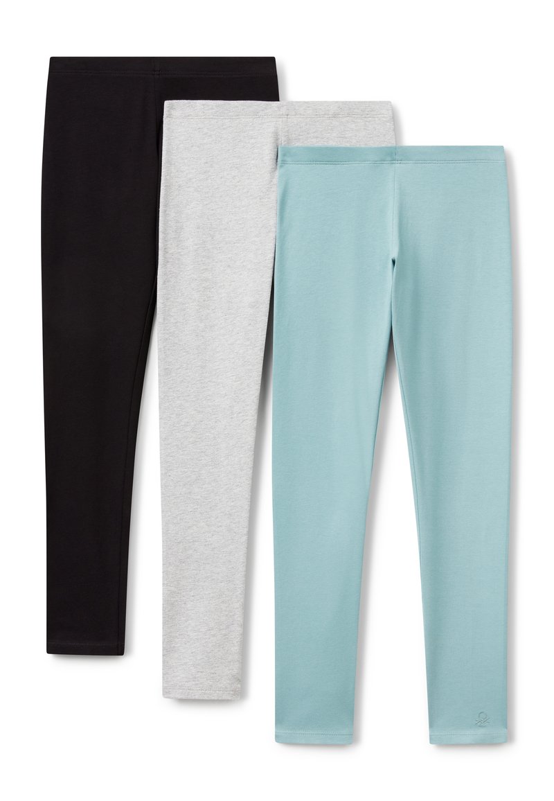 Tre paia di leggins alla caviglia in nero, grigio chiaro e blu chiaro, disposti sovrapposti su uno sfondo bianco.