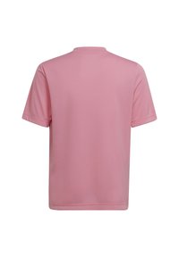 Camiseta de manga corta y cuello redondo en tejido rosa sólido. Presenta una textura suave y un corte holgado. Sin patrones ni herrajes visibles.