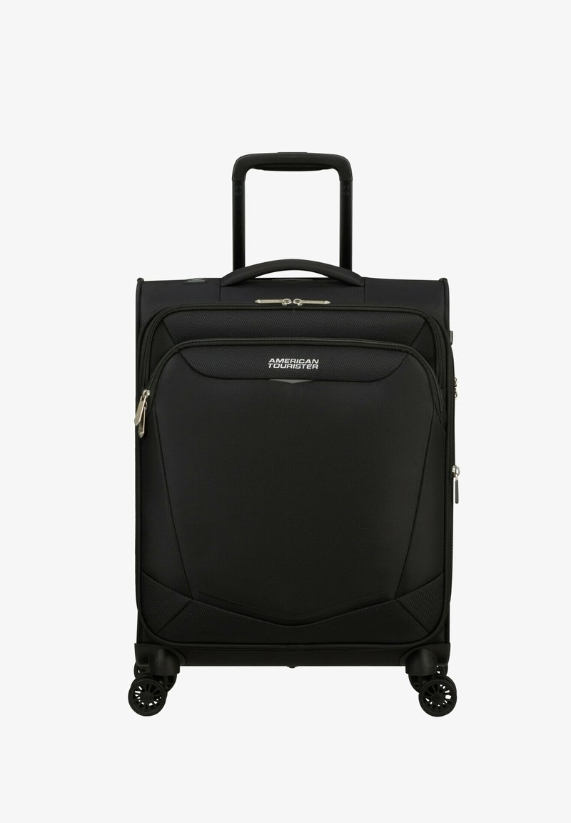 Svart rullväska med en texturerad yta, zipparade fack, utfällbart handtag och fyra hjul. Har logotyp på framsidan.