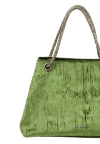 Zielona aksamitna torebka z teksturowaną powierzchnią, srebrnymi uchwytami na łańcuszku oraz subtelnym logo u podstawy. Prostokątny kształt z miękkimi krawędziami.