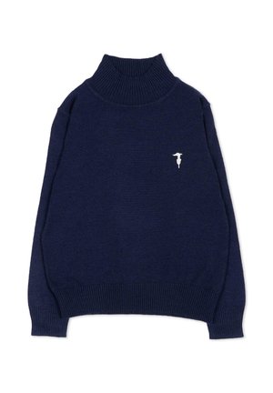 Maglione dolcevita blu navy con collo, polsini e orlo a coste e una piccola figura bianca ricamata sul petto sinistro.