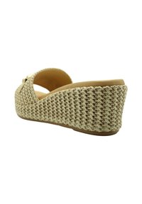 Sandalias de cuña trenzadas en beige que cuentan con una plantilla de corcho, puntera abierta y una correa con una hebilla decorativa. Lados texturizados con una base sólida.