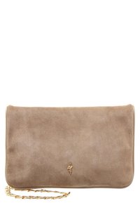 Beige suedetasker med en glat tekstur, guld kædetras, og præget logo på fronten. Rektangulær form med afrundede kanter.