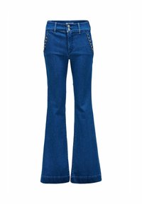 Jeans de denim azul acampanados con dos bolsillos frontales, que presentan detalles en cadena a los lados y un cierre de doble botón en la cintura.