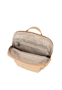 Bež torba za nošenje z zadrgo, z prostorom notranjostjo, obloženo z vzorcem ponavljajočega se logotipa, ter majhnim žepkom z zadrgo za organizacijo.