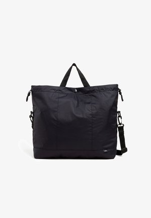 Bolsa de nylon negra con forma rectangular, asas superiores y una correa de hombro desmontable; presenta una superficie texturizada y cierre con botón a presión.