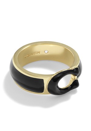 Ring in goudkleur met zwarte emaille inzet en open "C"-vorm bovenop, gegraveerd "COACH" binnenin met een klein helder stenen detail.