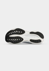 Σόλα παπουτσιού τρεξίματος Saucony με μαύρα ελαστικά πέλματα και το όνομα της μάρκας χαραγμένο στη λευκή μεσαία σόλα.