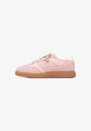 Zapatilla deportiva de ante rosa con puntera blanca y suela de goma color marrón claro. Cuenta con cordones y una textura suave, con paneles en contraste.
