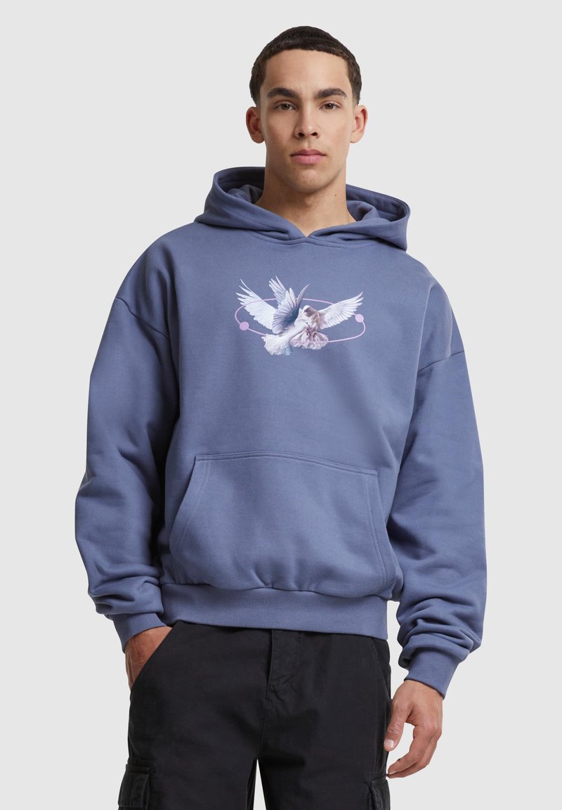 Blue hooded sweatshirt made of cotton-blend fabric, featuring a graphic design of birds in white and pink. Includes a front pouch pocket.