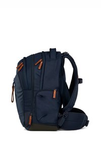 Zaino navy con tessuto texturizzato, molteplici scomparti con cerniera e dettagli in pelle marrone. Spalline regolabili per il comfort.