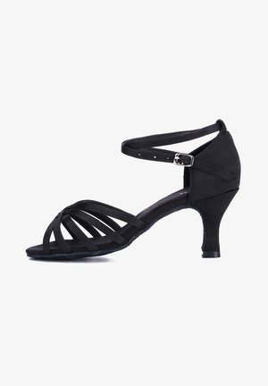 Czarne sandały z otwartym noskiem, z wieloma skrzyżowanymi paskami, cienkim paskiem wokół kostki z klamrą oraz niskim, zwężającym się obcasem.