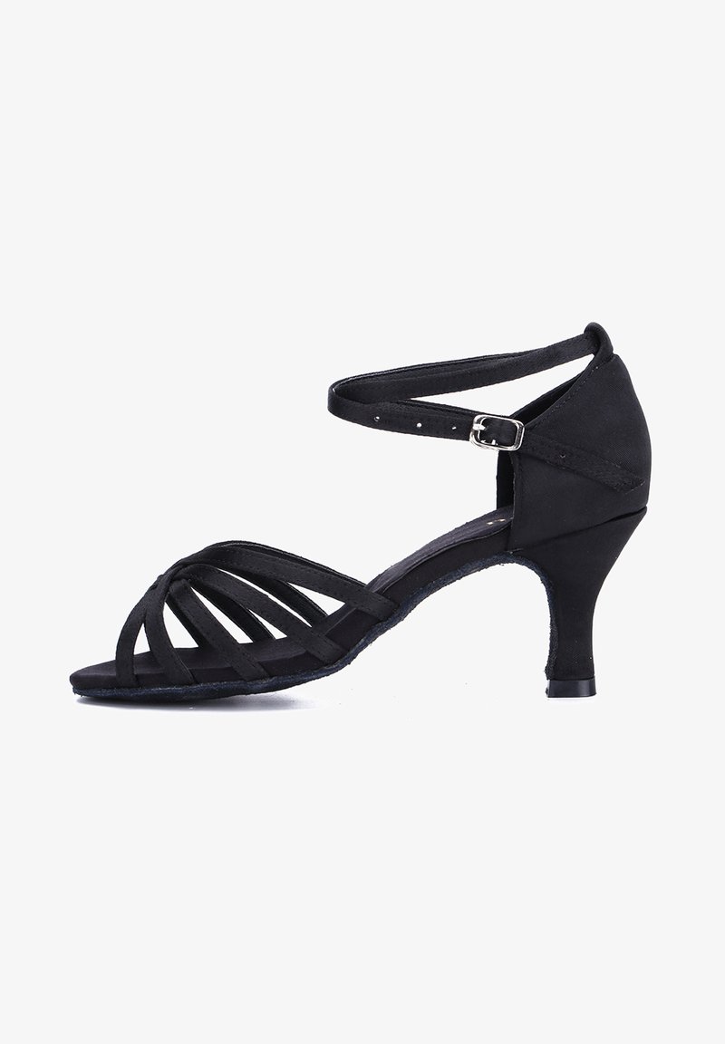 Czarne sandały z otwartym noskiem, z wieloma skrzyżowanymi paskami, cienkim paskiem wokół kostki z klamrą oraz niskim, zwężającym się obcasem.