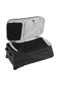 Zwarte rolkoffer met een getextureerde buitenkant, dubbele ritsen, een grijze binnenkant en twee met rits afgesloten vakken. Voorzien van stevige handgrepen en wielen.