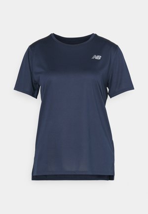 Marineblauw sportshirt met korte mouwen, voorzien van een geribbelde textuur en een zilveren logo op de linker bovenkant. Ontspannen pasvorm.