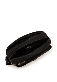 Pochette nera con zip realizzata in tessuto testurizzato, dotata di compartimenti multipli e un'etichetta interna. Sono visibili dettagli in metallo lisci.