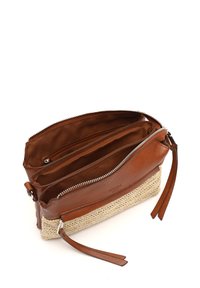 Pruun nahast ja kootud põhimaterjalist õlaaken, millel on lukuga sulgemine, mitmed sektsioonid ja nahast aktsendid.