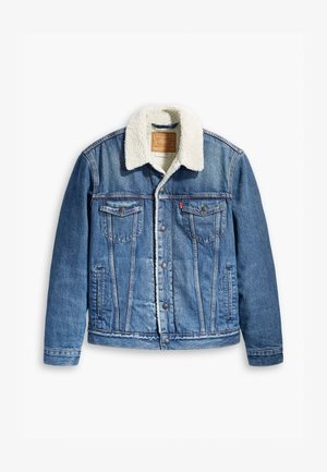 Jachetă din denim de culoare bleu deschis, cu guler căptușit cu blană, două buzunare pe piept, închidere cu nasturi și cusături în contrast.