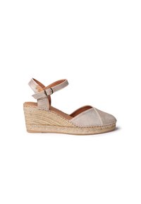 Beige Keil-Espadrille mit einem Obermaterial aus strukturiertem Stoff und Knöchelriemen. Natürliche Jutesohle mit geflochtenem Detail. Offenes Zehen-Design.