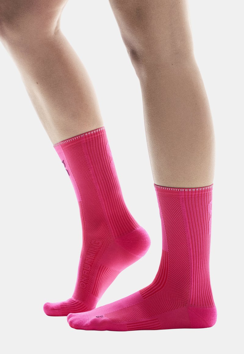 On PERFORMANCE RUN - Socken - pink   red