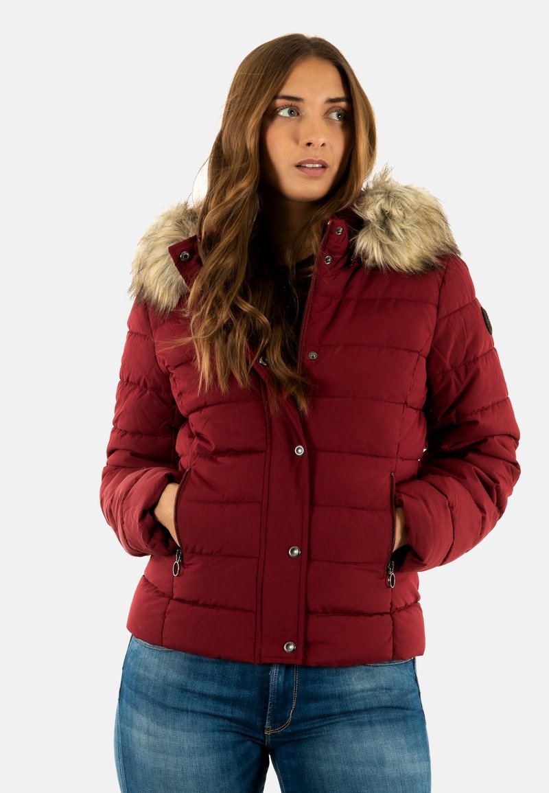 Bordeauxrode pufferjas met een capuchon gevoerd met imitatiesuede, drukknoop- en ritssluiting, en een horizontale doorgestikte textuur. Voorzien van zijzakken.