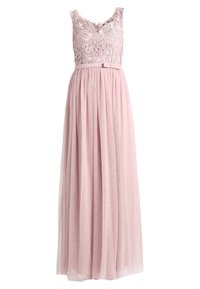Maxi-jurk in zacht roze, met een kant bodice, golvende halslijn en een vloeiende tule rok met een strikdetail in de taille.