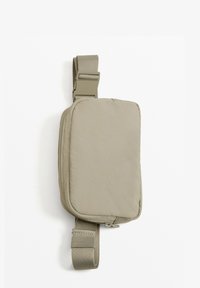 Borsa a tracolla rettangolare beige realizzata in tessuto liscio con chiusura a zip e tracolla regolabile. Presenta un design semplice e minimalista.