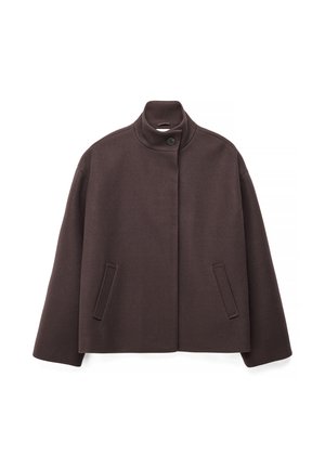 Brūns vilnas īss žakete ar stāvu apkakli, vienu melnu pogu aizdari un divām priekšējām šķēluma kabatām, attēlots uz balta fona.