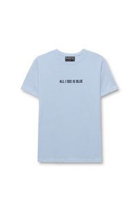 Camiseta de algodón de color azul claro con cuello redondo y mangas cortas, con el texto "TODO LO QUE VEO ES AZUL" impreso en fuente azul marino en el centro.