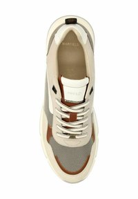 Sneaker con tessuto beige, pannelli in rete, dettagli in pelle marrone e lacci bianchi. Punta arrotondata e suola spessa con dettagli testurizzati.