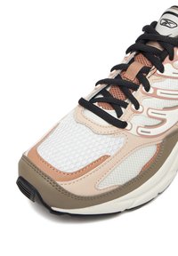 But sportowy z siateczkową cholewką w kolorze białym z delikatnymi brzoskwiniowymi akcentami. Posiada czarne sznurowadła oraz teksturowaną, amortyzowaną podeszwę z gumowym bieżnikiem.