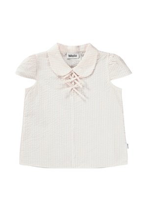 Jasnoróżowa bluzka z kołnierzykiem i krótkimi bufkami, wykonana z teksturowanej tkaniny z ozdobnym sznurowaniem z przodu. Widoczne subtelne białe paski.