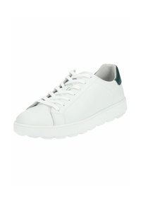 Sneaker in pelle bianca con accento verde sul tallone, punta rotonda, lacci piatti e suola testurizzata per aderenza. Superficie complessivamente liscia.