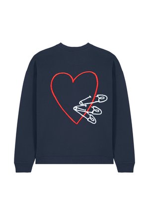 Das marineblaue Sweatshirt verfügt über ein großes rotes besticktes Herz, in das weiße Sicherheitsnadeln integriert sind. Klassischer Rundhalsausschnitt und gerippte Bündchen.