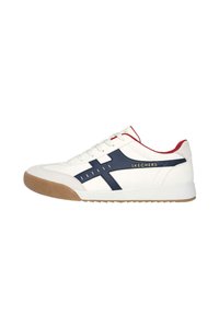 Zapatilla blanca con acentos en azul marino, suela de goma texturizada, parte delantera con cordones y detalles rojos en el talón. Presenta un logo de Skechers en dorado.