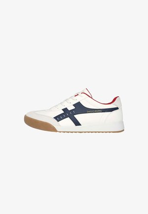 Sneaker bianca con accenti blu navy, suola in gomma testurizzata, chiusura con lacci e dettagli rossi sul tallone. Presenta un logo Skechers dorato.