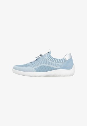 Sneaker in maglia azzurro chiaro con suola bianca, collo elastico e chiusura con lacci a coulisse, progettata per un uso casual.