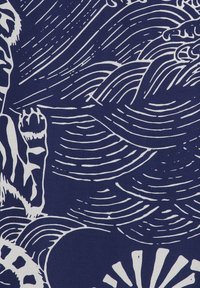 Tejido marino con patrón de tigre blanco y olas. Presenta líneas fluidas y un detallado intrincado. La textura parece suave y ligera.