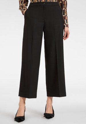 - Spodnie materiałowe