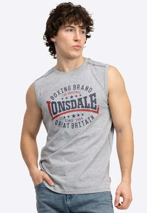 Graues ärmelloses T-Shirt aus Baumwolle, mit einem auffälligen bedruckten Logo in Marineblau und Rot mit Sternen, rundem Ausschnitt und seitlichen Schlitzen.