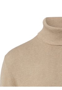 Beiger Rollkragenpullover mit gerippter Textur, figurbetontem Schnitt und hohem Kragen. Das Material wirkt weich und leicht.