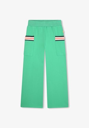 Groene wijde broek met elastische tailleband, voorzien van twee zijzakken die omrand zijn met zwart en versierd met roze en witte strepen.