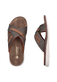 Herrsandaler med bruna syntetiska remmar, mesh-design och orange detaljer. Vit sula med texturerat grepp, med varumärkeslogotyp på fotbädden.