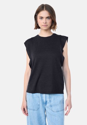 Top nero senza maniche con delicati dettagli arricciati sulle spalle, realizzato in tessuto morbido. Abbinato a pantaloni in denim azzurro chiaro con tasche frontali.