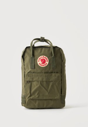 Zelený batoh Fjällräven Kånken s dvojitými horními úchyty, přední kapsou na zip a červenou logovou nášivkou na přední straně směřující vpřed.