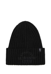 Zwarte gebreide beanie met een geribbelde textuur, voorzien van een borduursel met het ontwerp "SKI & SNOW CLUB" en een klein stoffen label met "protest" branding.