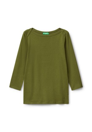 Chemise à manches longues couleur vert olive avec un petit logo pr�ès de l'ourlet inférieur et une étiquette de marque verte à l'intérieur du col.