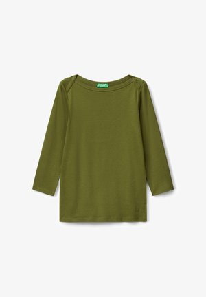 Olijfgroene langemouwen T-shirt met ronde hals, met een klein logo nabij de onderzoom en een groene merklabel binnenin de kraag.