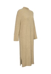 Abito lungo beige in maglia con colletto alto, texture a coste e maniche lunghe. Presenta fessure laterali per facilitare i movimenti.